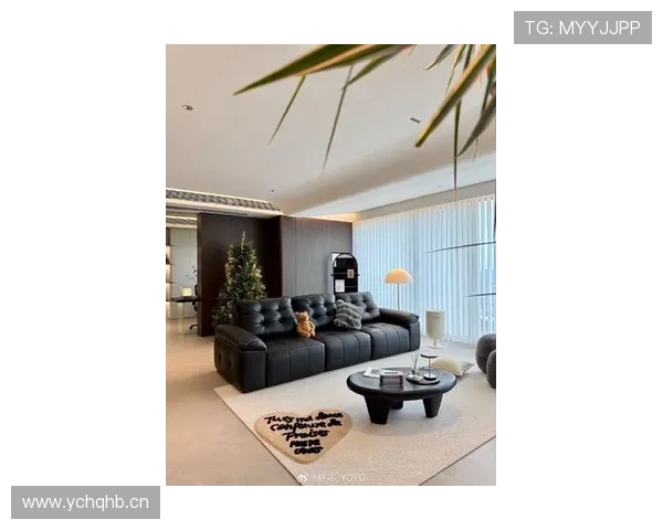 刷到拉莫斯家客厅照，沙发一张就能买下我整栋楼